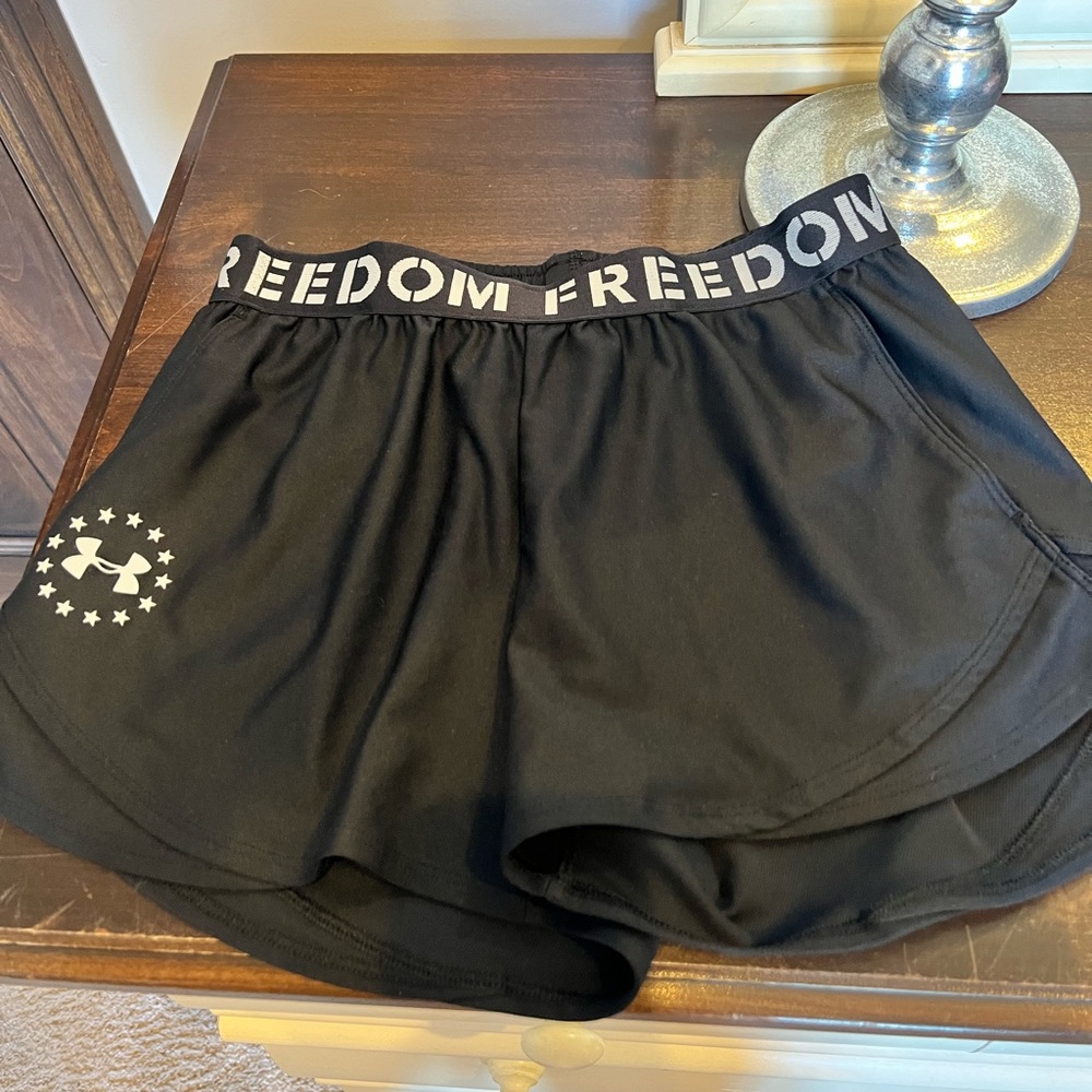 BLACK UNDER ARMOUR RUNNING SHORTS